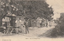 70 CPA GRAY - Rue des Petites-Vaites - Roulottes - rare -