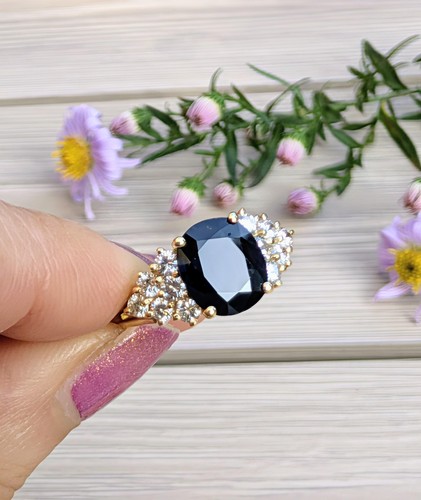 Bague centrée un saphir - or,