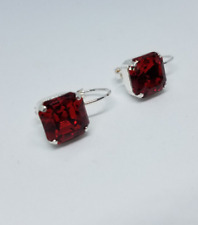 dormeuses boucles d'oreille plaquées rhodium et cristal Swarovski carré rouge