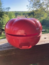 Boite " Tupperware " vintage, tomate en plastique rouge