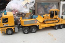 bruder camion Mercédès actros 4143 avec bulldozer Caterpillar  incomplet abimée