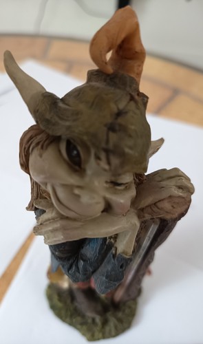 Figurine lutin contre tronc - figurine,