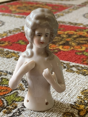 Demi figurine half doll - half, en