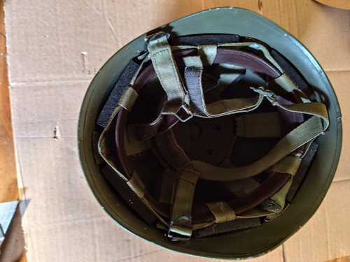 Casque militaire vert avec
