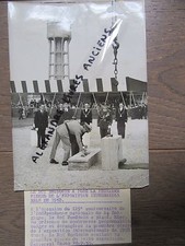 PHOTO DE PRESSE 1955 BELGIQUE ROI BAUDOUIN POSE PREMIERE PIERRE DE L'EXPOSITION