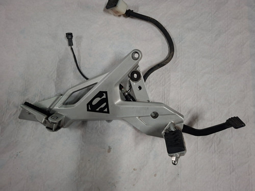Platine repose pied droite - platine,