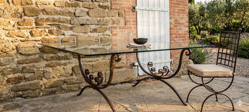 Une table fer forgé - table,