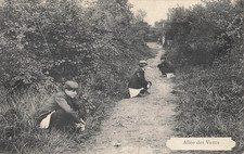 CP ALLEE DES VENTS - YOUNG BOYS SQUATTING IN THE WAY - 81492