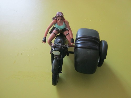 Side car lara croft - side,