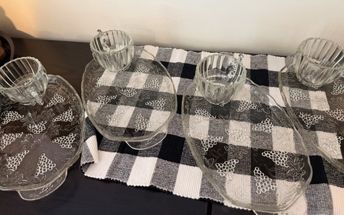 Clear pressed glass grape - clear,