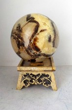 Boule de Septaria Ø98mm 1,33 kg avec superbe socle en pierre ajouré