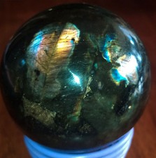 Belle Sphère Labradorite . 363,20g et 66mm. Madagascar. Minéraux