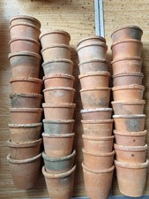 Ces 50 pots en terre cuite, diam et hauteur 6 cm. poterie des années 70, poreux