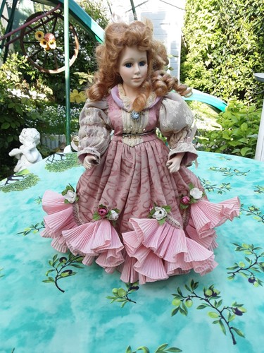 Poupée porcelaine signée - , en