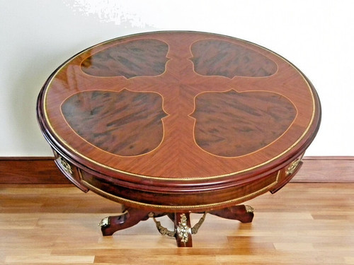 Une table ronde style louis - une,