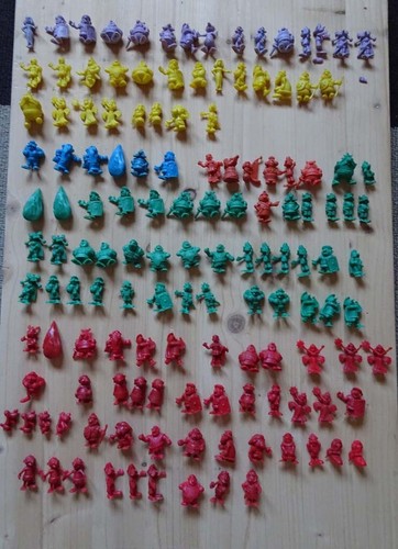 Lot 138 mini figurines - de,