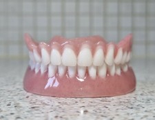 Prothèses complètes supérieures et inférieures, fausses dents.