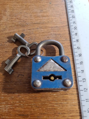 Ancien cadenas avec ses - ancien, clés