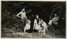 OLD PHOTO - VINTAGE SNAPSHOT - FISHING GROUP FISHING FUNNY FASHION - FISHING