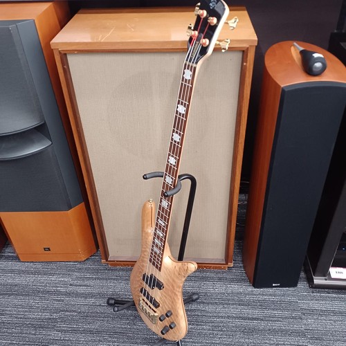 Guitare basse électrique
