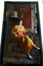 autochrome femme en robe jaune humour dresseuse de chien c. 1930 - 14 x 8  photo