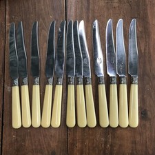MÉNAGÈRE A COUTEAUX