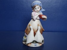 Statuette Biscuit JEUNE FERMIERE DONNANT A MANGER A DEUX OIES . H 14 CM