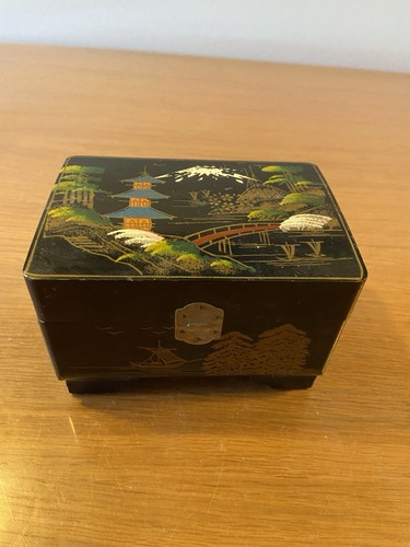 Boîte bijoux laquée noire - À,