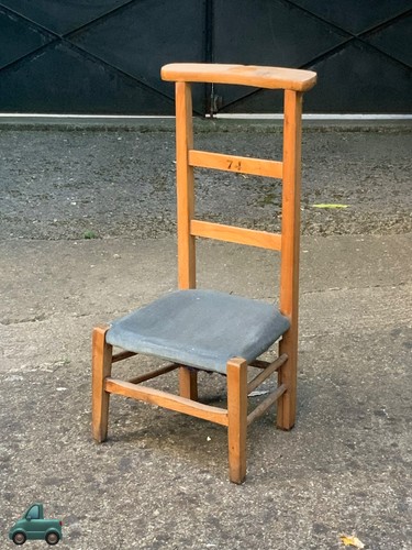Ancienne petite chaise prie