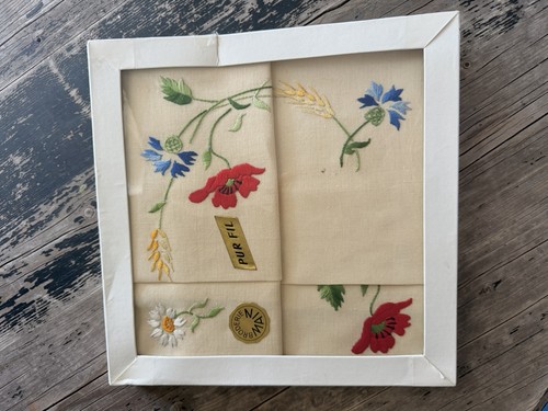 Nappe thé ancienne brodée - à,