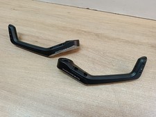 UNE PROTECTION PROTEGE MAIN