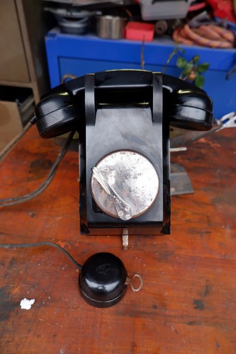 Téléphone ancien mural - mural, en