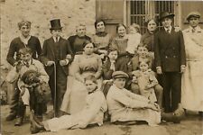 OLD PHOTO - VINTAGE SNAPSHOT - GROUP COSTUME FASHION DOG FUNNY CIGARETTE