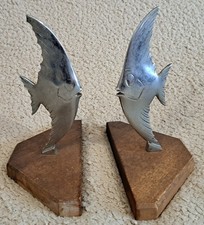 🗿 Anciens serres-livres en bois et métal argenté - poissons
