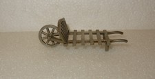 N°3  PETIT OBJET DE VITRINE EN ETAIN : UNE BROUETTE POUR TRANSPORTER DU BOIS
