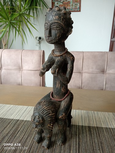 Une sculpture bois - une,