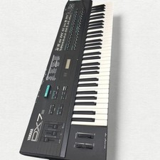 Yamaha DX7S Digital Programmable Synthesizer 61-Key Keyboard Display Screen