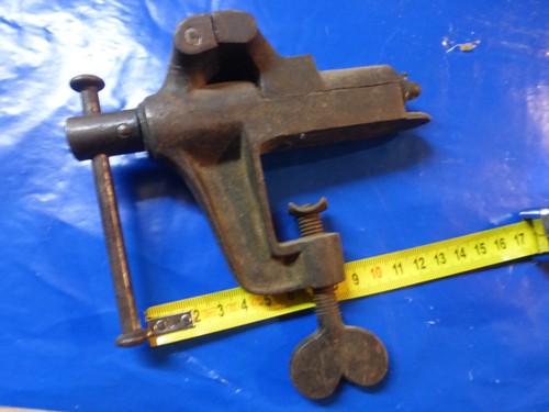 Ancien petit etau table - de,