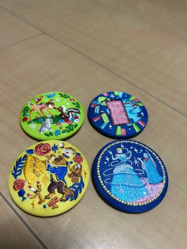 Lot badges en étain - badges,