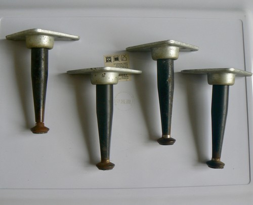 Lot pieds pour meubles - de,