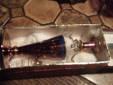 une petite carafe ancienne en