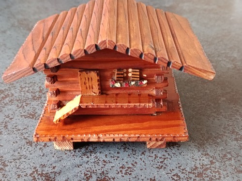 Boite bois forme de - , en
