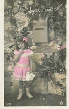 CP HAPPY BIRTHDAY GIRL AND POSTCARDS NEAR MAILBOX - 40348