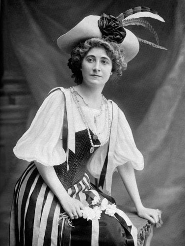 French opera singer aline - singer,