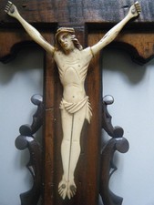 crucifix ancien, autel familial sur socle sculpté