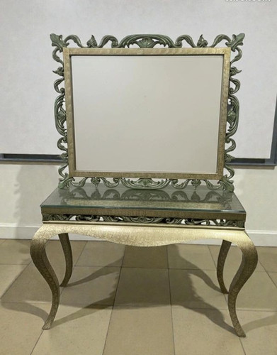 Une console avec - , miroir