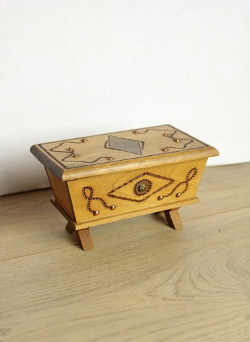 Petit coffre bois sur pied - coffre,