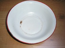 Ancienne bassine émaillée.