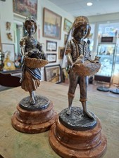 Paire de statues enfants