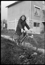 Portrait jeune fille à vélo